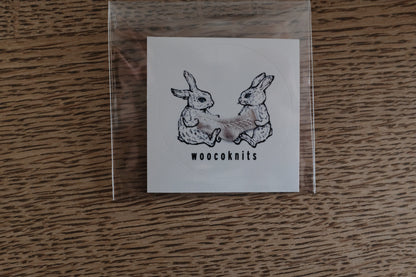 羊ノ糸で編む comogomo socks by woocoknits (ステッカー付き)